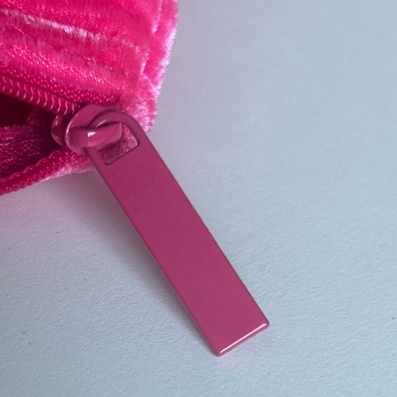 Velvet Makeup Bag 💖 - Picture 3 of 11